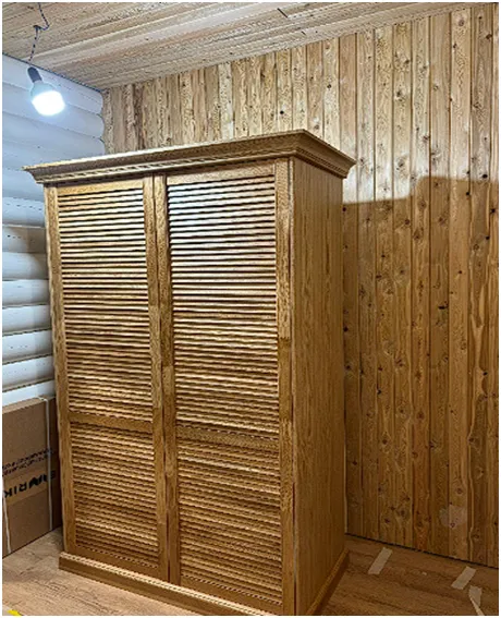 Шкаф для одежды с реечными фасадами из массива дуба